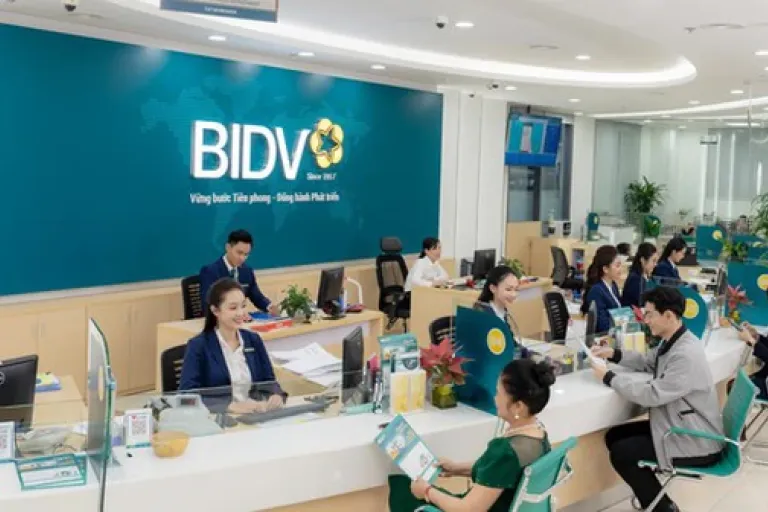 Khách giao dịch tại BIDV
