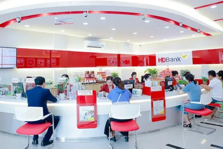 Khách hàng giao dịch tại HD Bank
