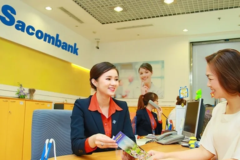 Khách giao dịch tại Sacombank